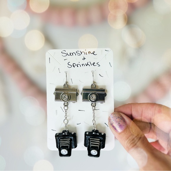 📷🖤 vintage camera photography themed earrings style Handmade - Picture 1 of 4